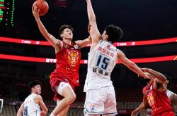 爱游戏APP-总决赛篮球联赛角逐激烈，队员们奋力拼搏的简单介绍