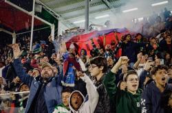 爱游戏APP-球迷热情支持球队，创造壮观氛围