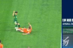 爱游戏中国-激烈角逐！足球比赛场上的激烈对抗