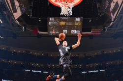 爱游戏APP-NBA季后赛之夜，奥纳纳在焦点战中证明自己，从质疑者到关键先生