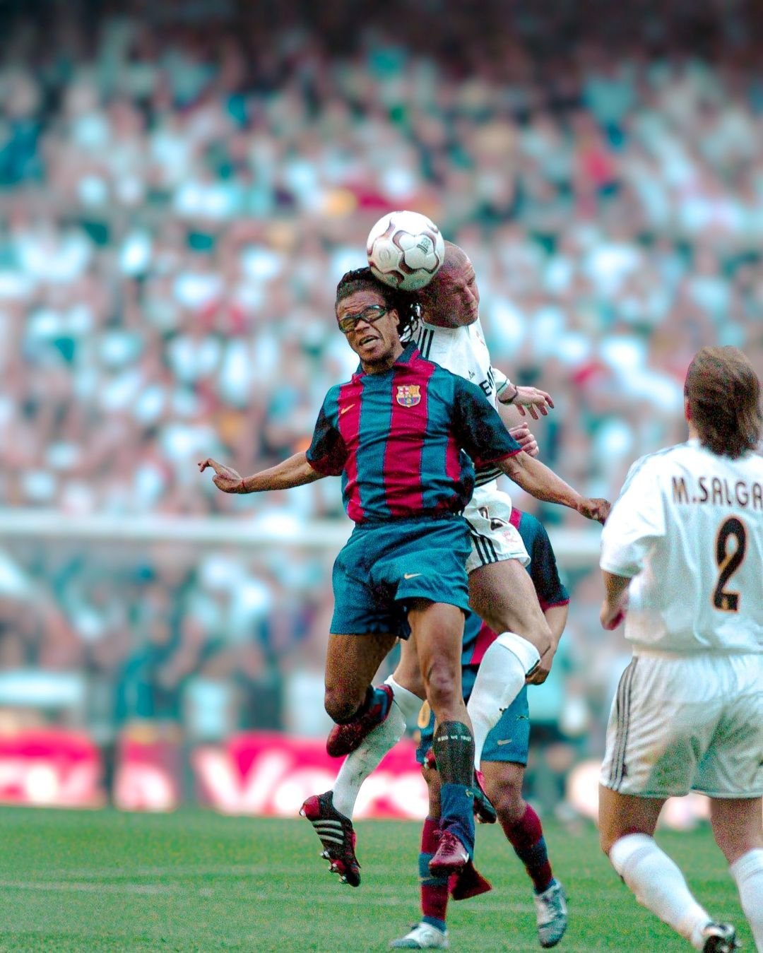 包含巴塞罗那球员赛后庆祝雀跃，凯旋而归的词条