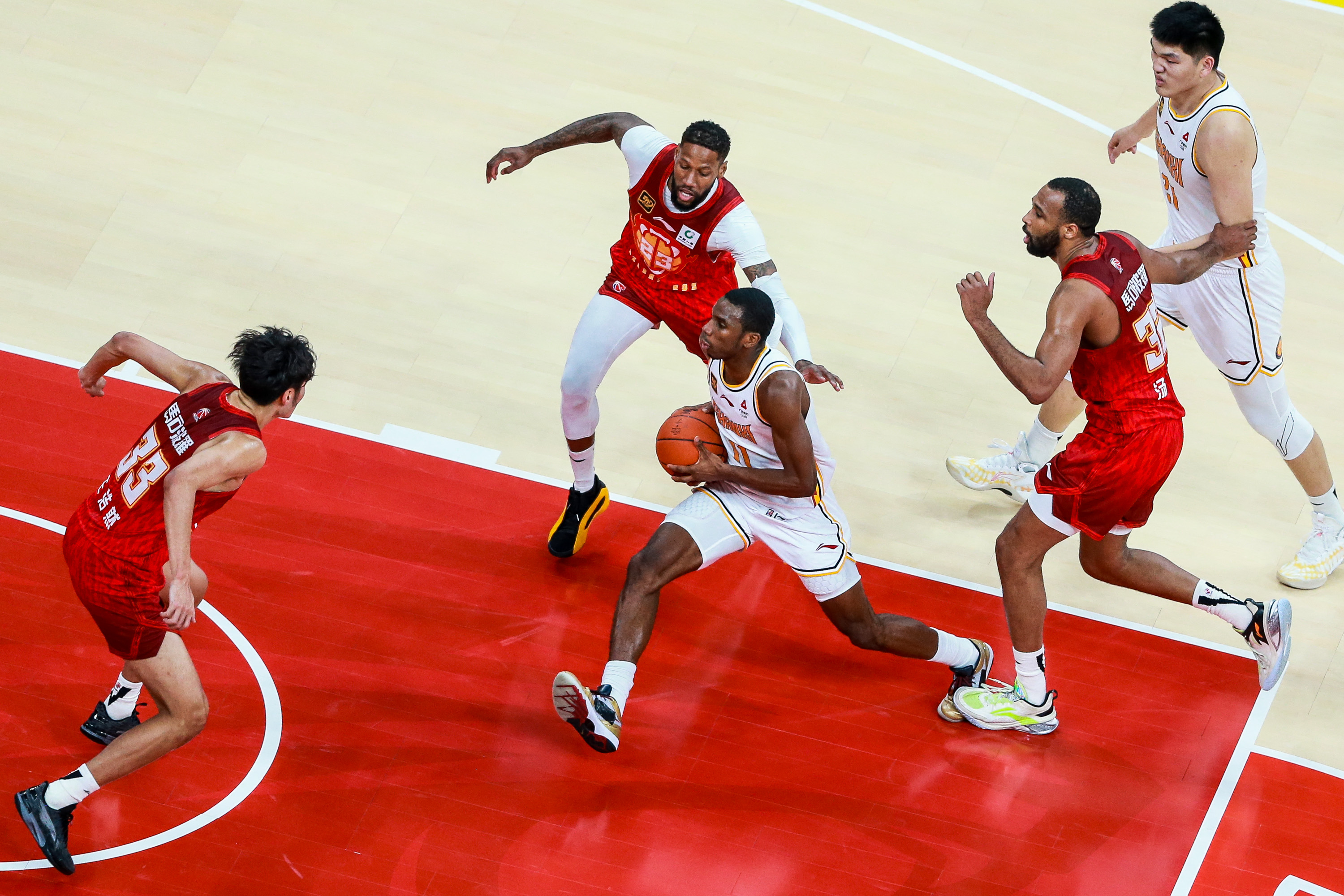 精英对决震撼上演，球队备战决赛