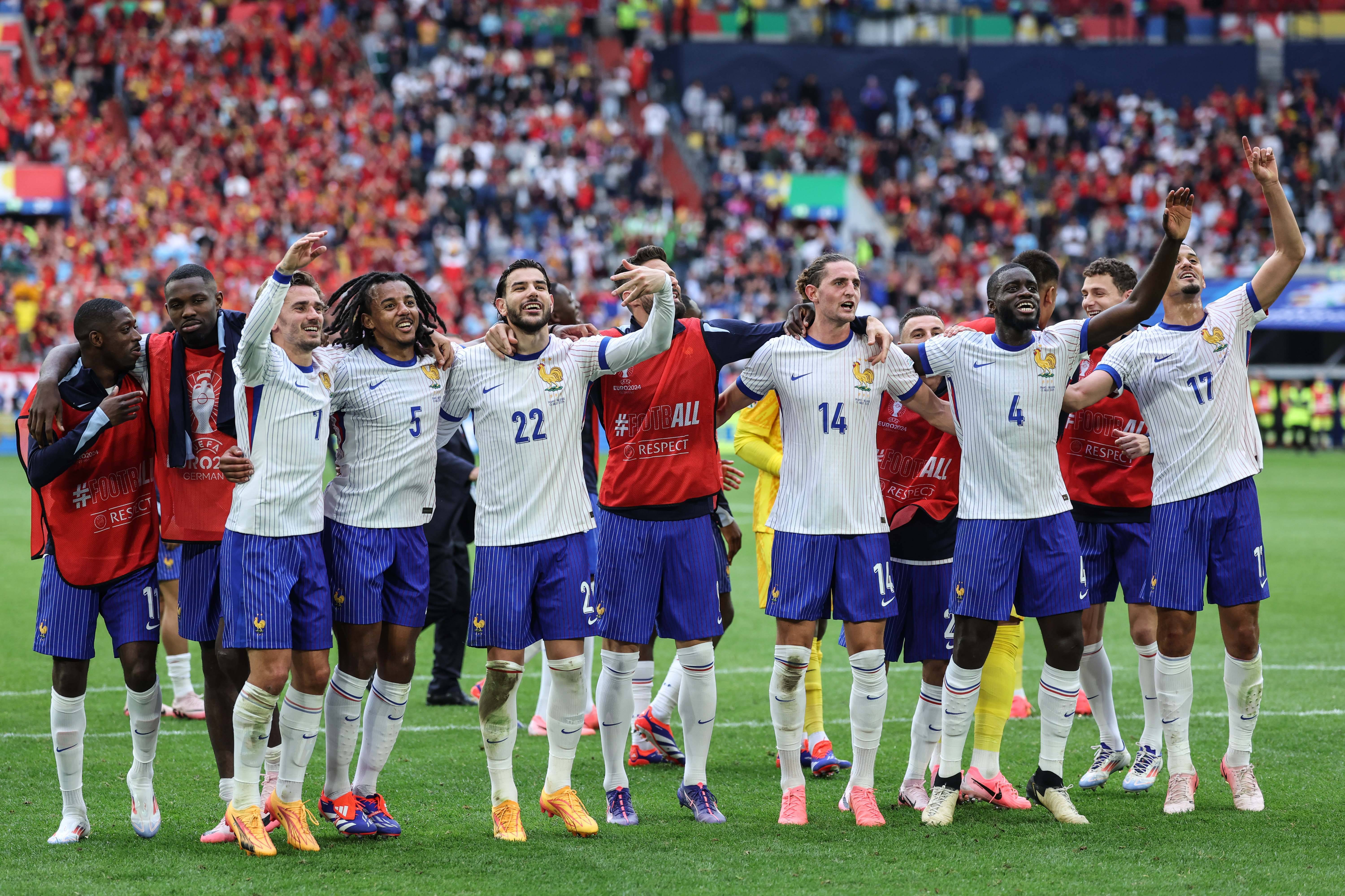 包含尤文图斯逼平巴塞罗那，晋级欧国联半决赛的词条