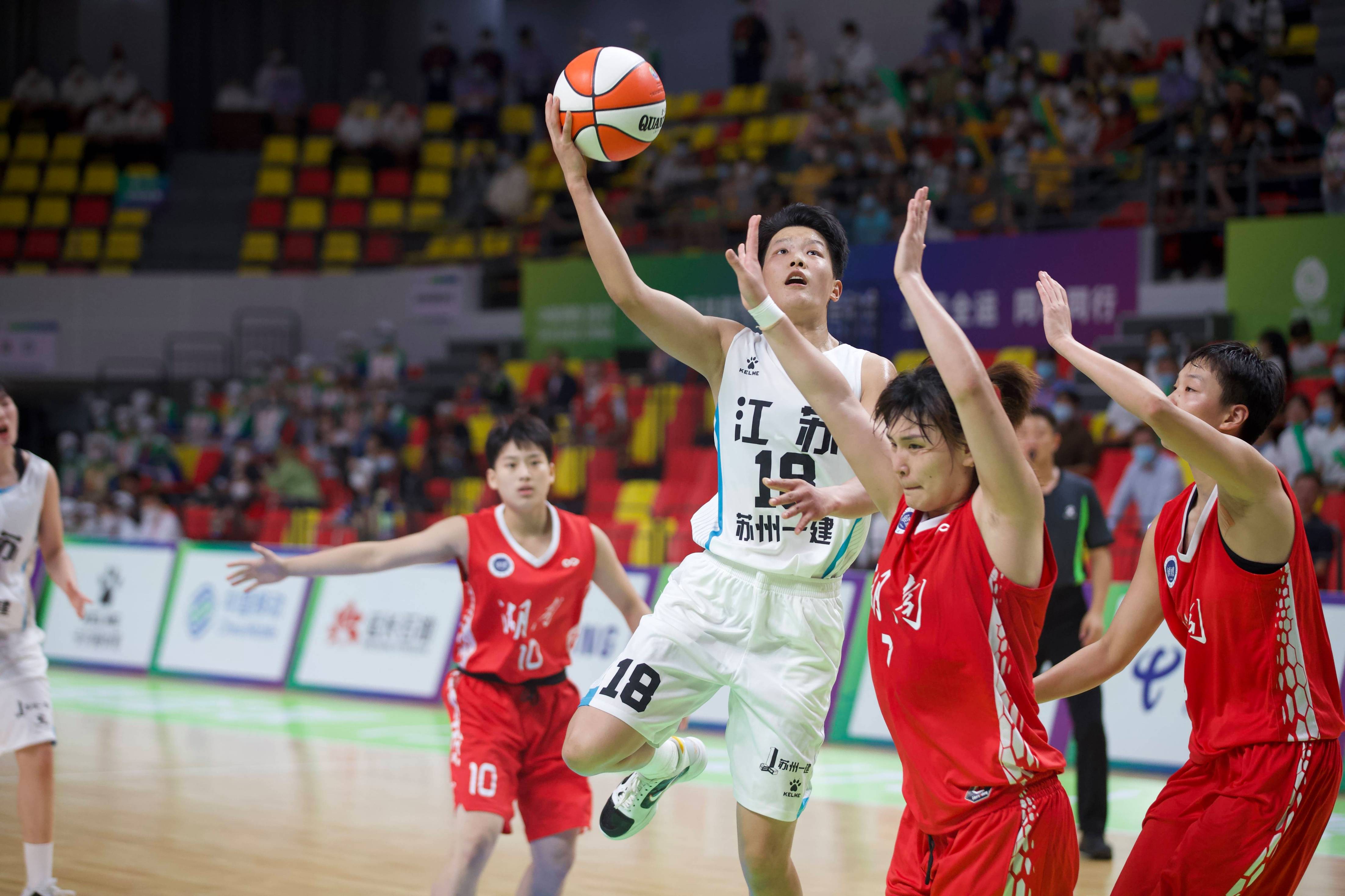 拼尽全力，球队为了追求胜利而拼搏