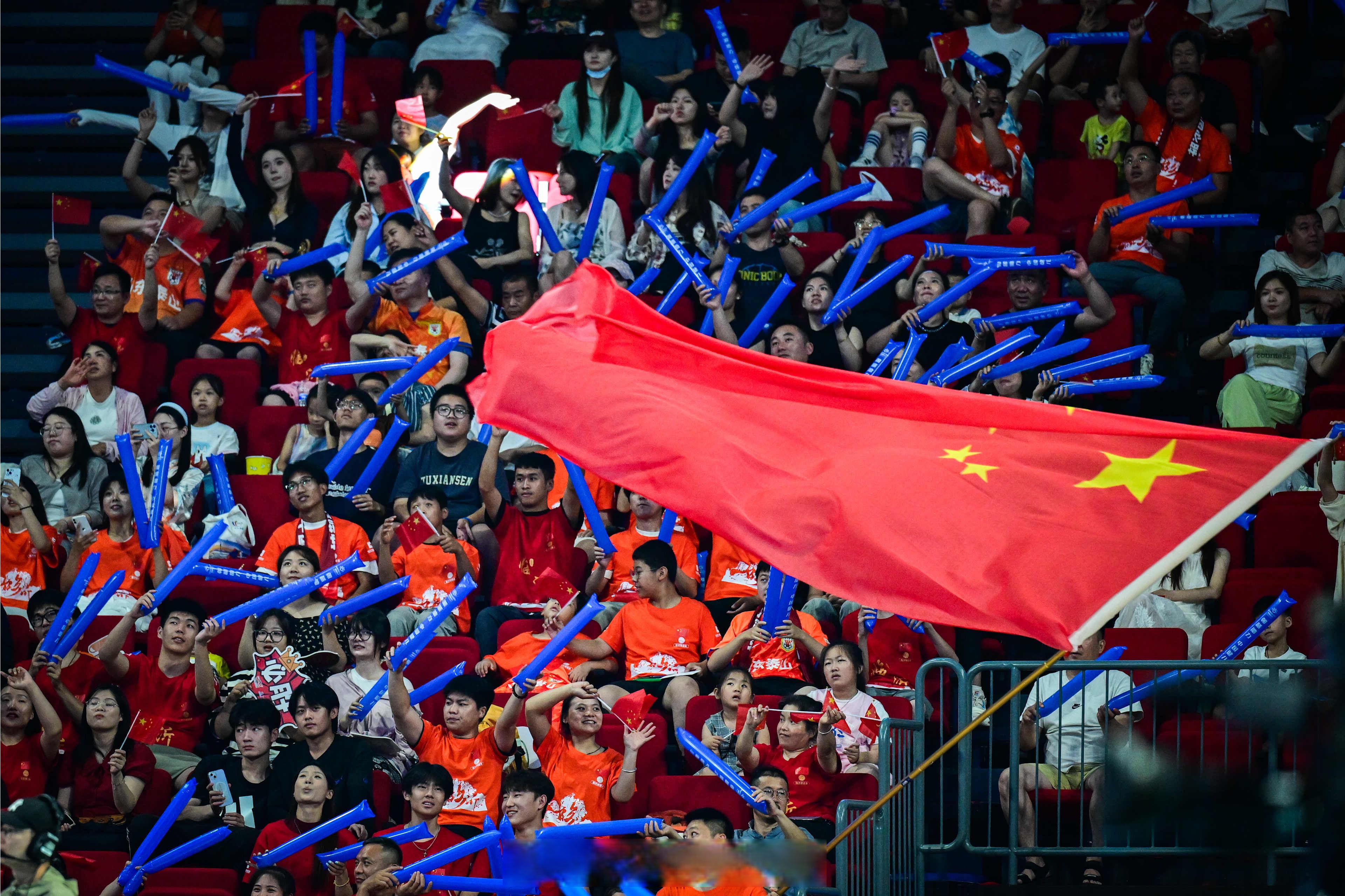 一场激烈的比赛，运动员夺冠引人瞩目