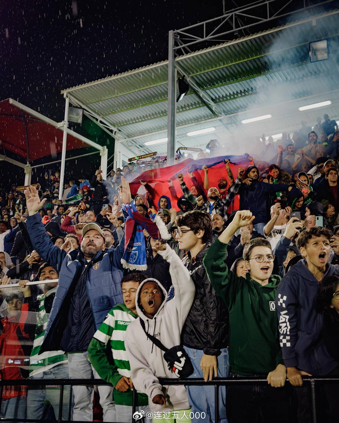 球迷热情支持球队,创造壮观氛围 球迷热情支持球队,创造壮观氛围