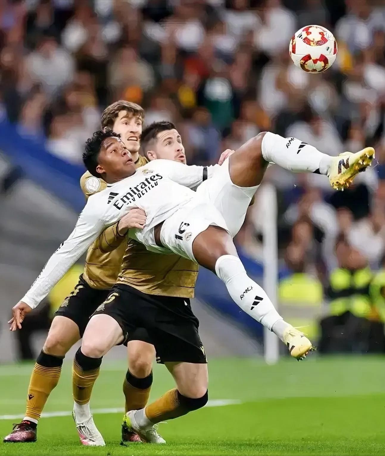 皇马主场击溃阿贾克斯，顺利晋级欧冠半决