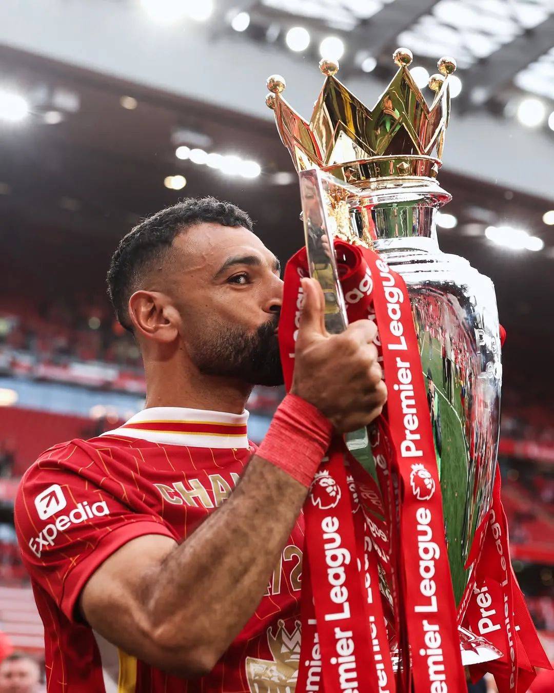 关于利物浦-巴萨，萨拉赫助球队晋级，支持者庆祝的信息