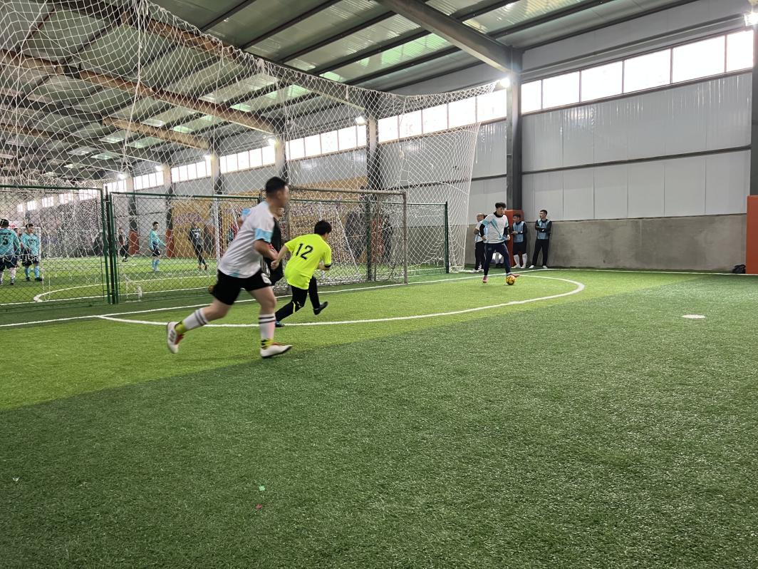 绿茵场上的紧张气氛渐渐升温 绿茵场上的紧张气氛渐渐升温