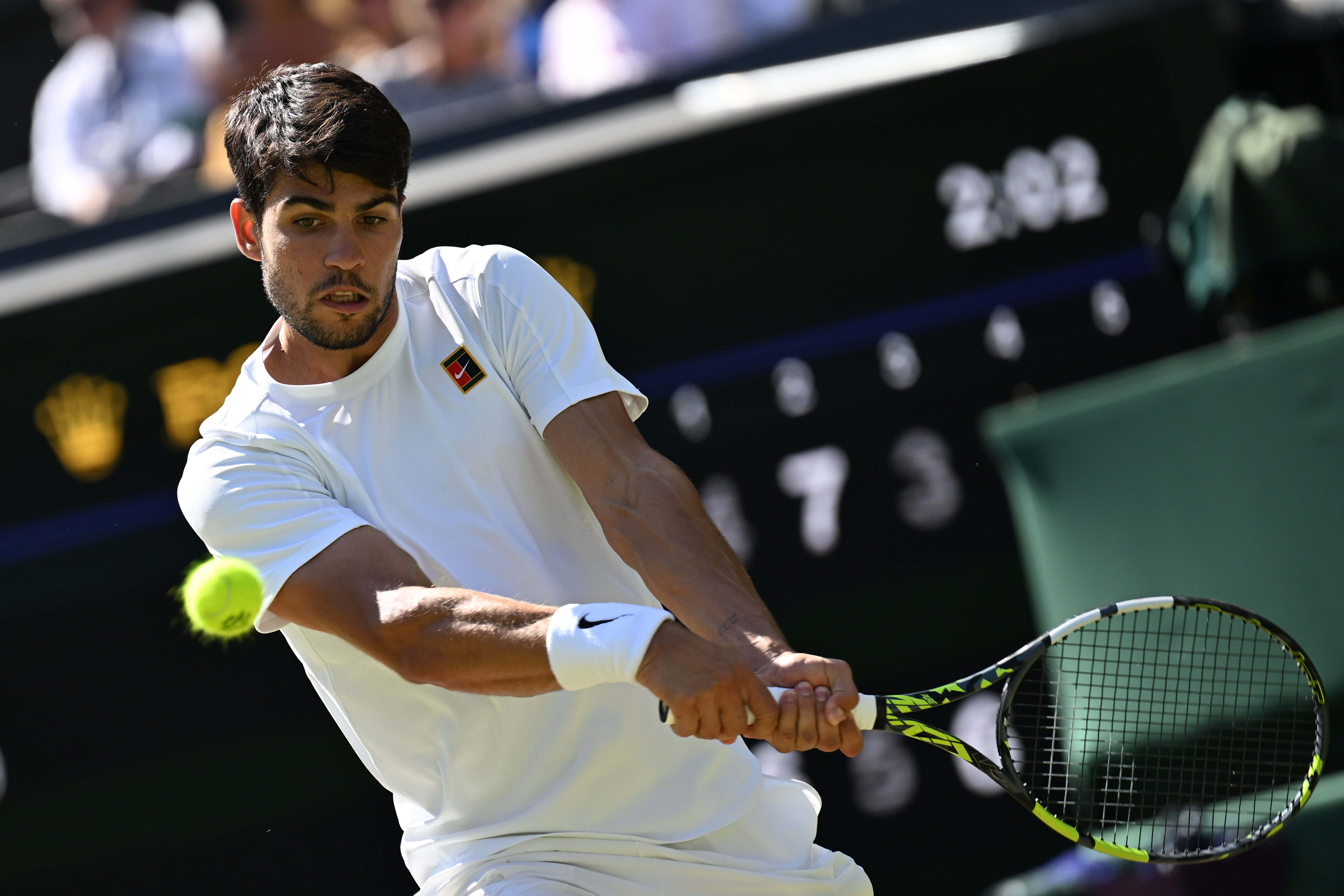 关于西班牙网球队逆转美国网球队，阿尔卡拉斯统治全场的信息