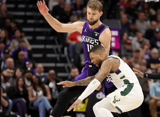 尼克斯碾压雄鹿，福克斯送出助攻